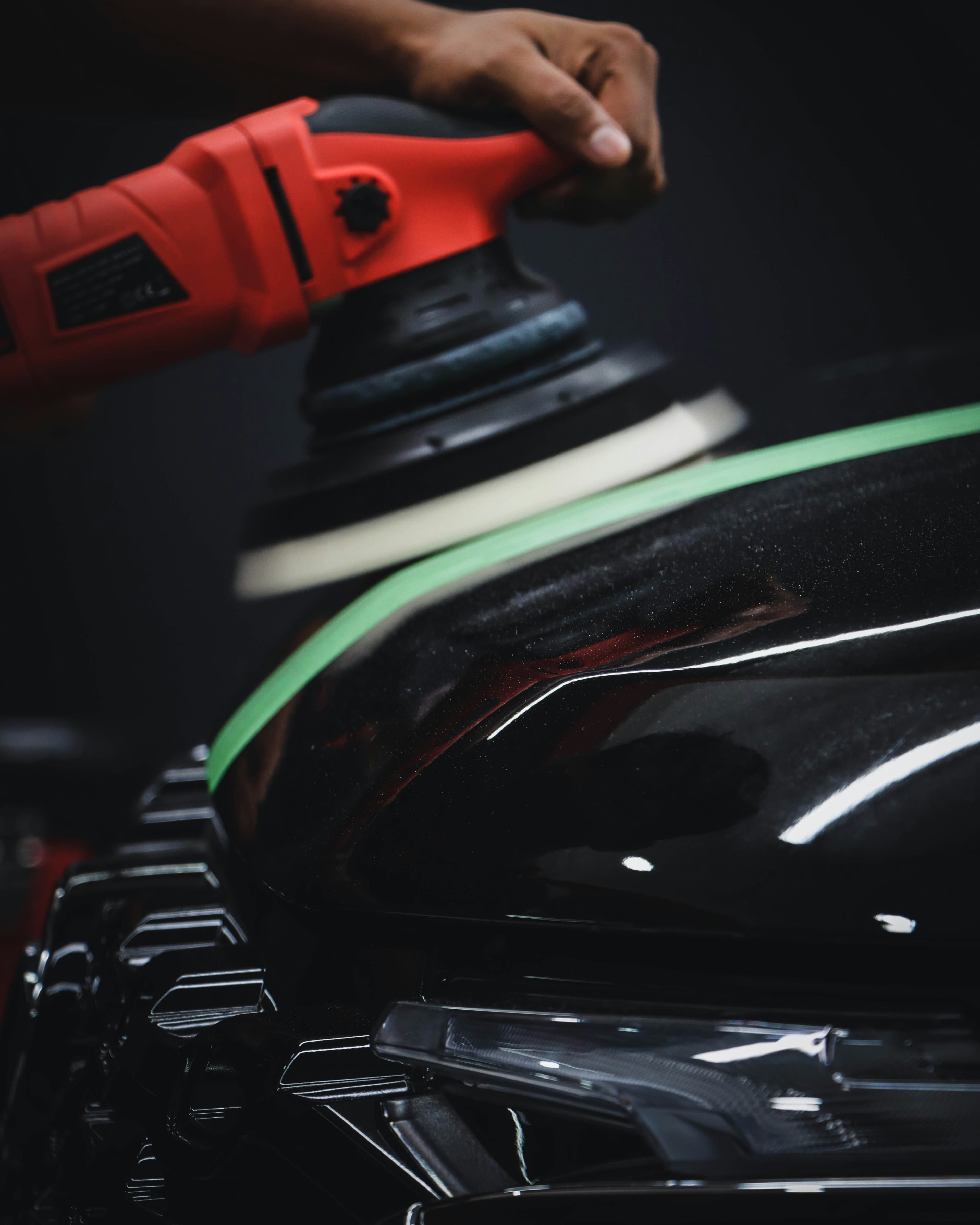 Dual-action machine polisher creating mirror gloss finish