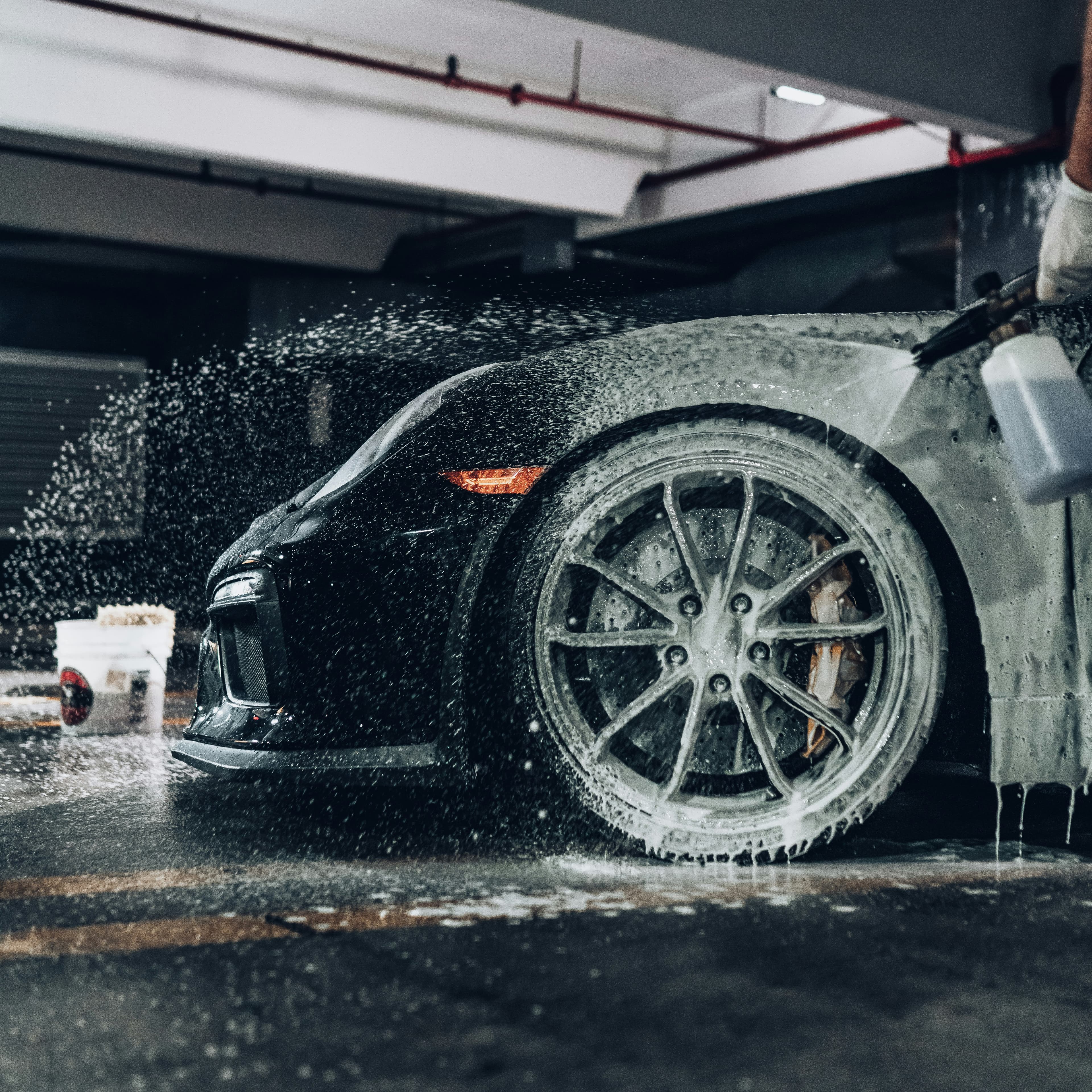 Hand wash with high foam coverage on car